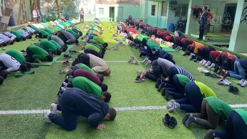 طلاب يؤدون صلاة الظهر