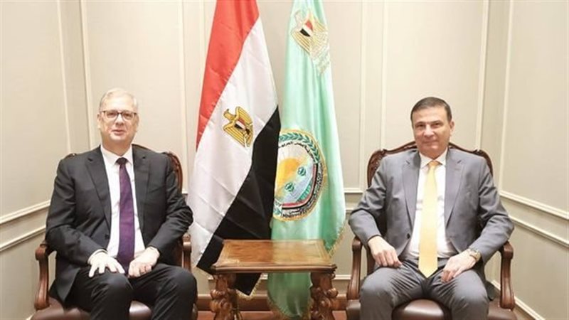 وزير الزراعة مع السفير