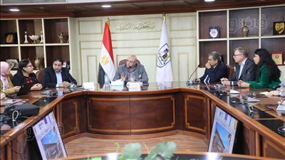 محافظ بني سويف يبحث إنشاء مركز متكامل للنباتات الطبية بسمسطا