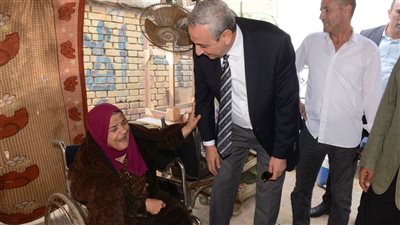 محافظ الغربية يستمع لشكاوى ومطالب الأهالي خلال جولته بالمحلة