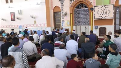 محافظ الوادي الجديد يلتقي مواطني واحة بلاط ويوجه بحل مشاكلهم 