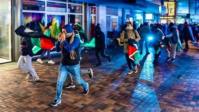 مواجهات عنيفة بين الشرطة الهولندية ومناصرين للفلسطينيين في أمستردام (فيديو)