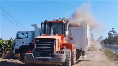 توسعة الطرق بالزينية ورفع 90 طن أتربة في الأقصر (صور)