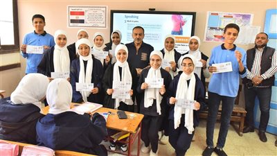 محافظ أسيوط يكرم الطلاب المتفوقين ويمنحهم مكافآت مالية (صور)