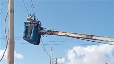 محافظة أسيوط تبدأ حملة صيانة أعمدة الإنارة وتركيب كشافات كهرباء جديدة بالقرى