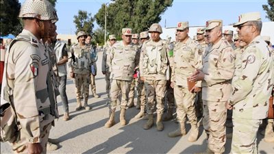 الفريق أحمد خليفة يتفقد عناصر القوات المسلحة المتمركزة شرق القناة