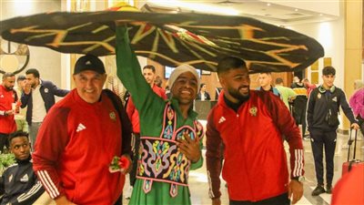بالتنورة والورود، استقبال بعثة منتخب ليبيا لخوض بطولة شمال أفريقيا مواليد 2005 (صور)