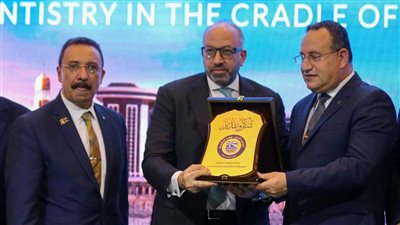 تكريم حسام المندوه خلال فعاليات المؤتمر الدولي الـ23 لطب أسنان الإسكندرية