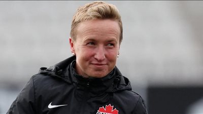 بعد فضيحة التجسس، فصل مدربة منتخب سيدات كندا لكرة القدم نهائيا