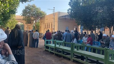 بدء توافد أهالي الأقصر على ساحة الطيب لتشييع جنازة شقيقة شيخ الأزهر (صور)