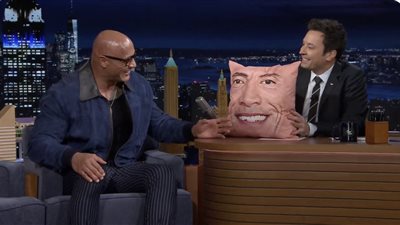 ذا روك يضرب جيمي فالون على الهواء بسبب هدية الكريسماس (فيديو)