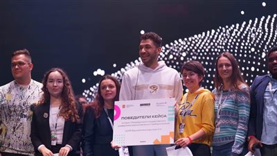 طالب جامعة حلوان يحصد جائزة أفضل مشروع في منتدى صناع الإعلام بروسيا