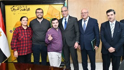 محافظ الفيوم يكرم الفائز في مسابقة الأب القدوة