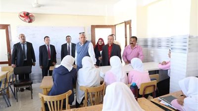 محافظ الوادي الجديد يتفقد انتظام محاضرات الثانوية العامة بالفرافرة