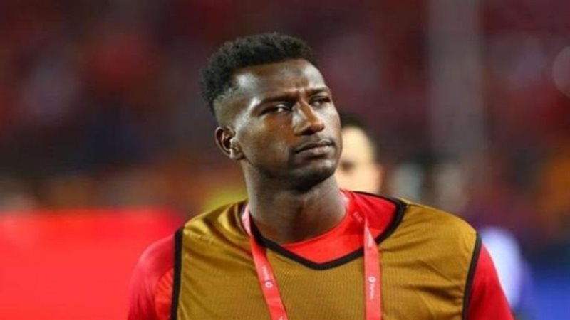 اللاعب السابق علي