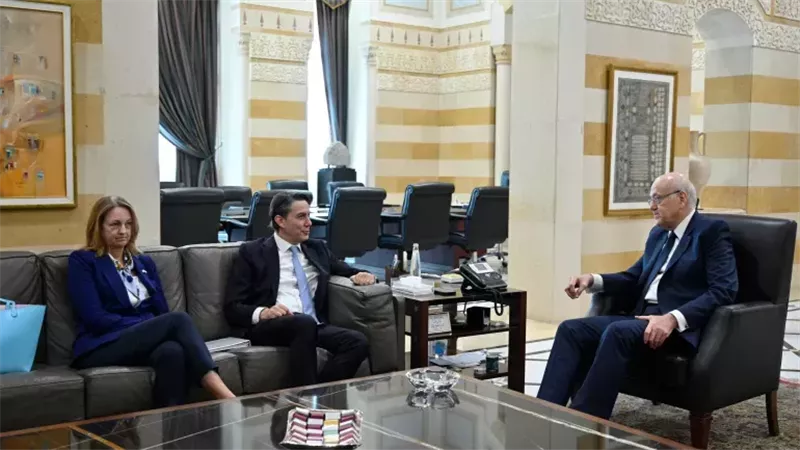 مباحثات بين المبعوث