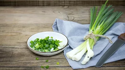 فوائد البصل الأخضر، يحمي من الأمراض المزمنة ويقوي مناعتك