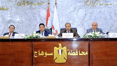 محافظ سوهاج يناقش عددًا من الملفات في المجلس التنفيذي