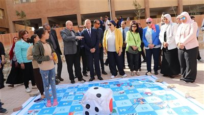 محافظ القاهرة يتفقد القافلة التوعوية الطبية بمدرسة تحيا مصر في الأسمرات