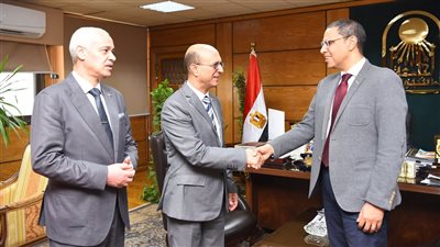 جامعة أسيوط تستقبل مدير برنامج المنح الجامعية المقدمة من الوكالة الأمريكية