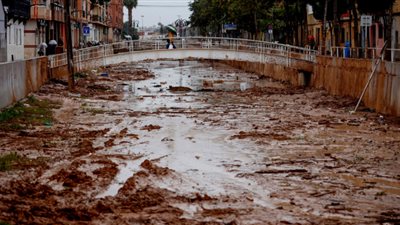 بعد أسبوعين من الفيضانات، إسبانيا تشهد أمطارا غزيرة 