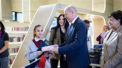 محافظ القاهرة يتفقد مكتبة عامة بشينزوآبى