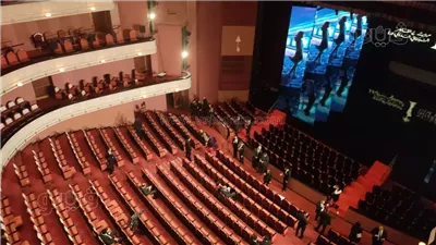 دار الأوبرا تتزين لاستضافة حفل افتتاح الدورة 45 لمهرجان القاهرة السينمائي (صور)