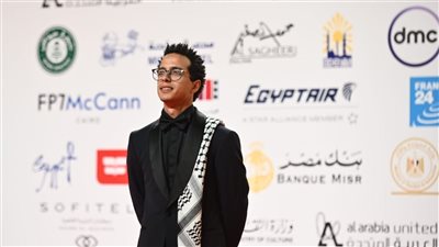 بالشال والعلم، نجوم الفن يدعمون فلسطين في افتتاح مهرجان القاهرة السينمائي (فيديو وصور)