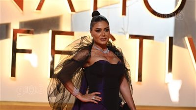 أبرز إطلالات النجمات على السجادة الحمراء في افتتاح مهرجان القاهرة السينمائي (صور)