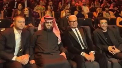 عمرو دياب وأحمد حلمي ويسرا أبرز نجوم حفل أزياء إيلى صعب في السعودية| فيديو