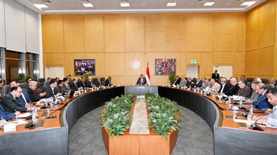 وزير الإسكان يستعرض الجهود المبذولة لتوطين صناعات المرافق