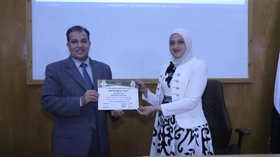رئيس جامعة جنوب الوادي يسلم شهادات اجتياز برنامج المدير الإداري والمالي المحترف