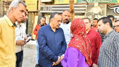 محافظ أسيوط يؤكد توفير بدائل وأسواق للباعة الجائلين المتعدين على حرم الطريق