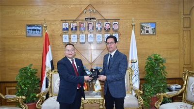 رئيس جامعة بنها يستقبل وفد 