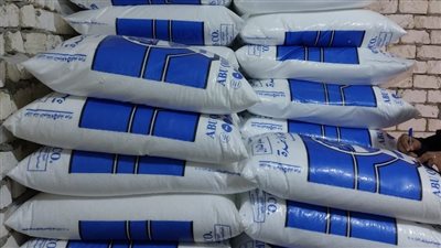 ضبط 15 طن أسمدة زراعية و11 جوال دقيق بلدي قبل بيعها بالسوق السوداء بأسيوط 