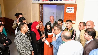 محافظ الدقهلية ينتقل إلى مستشفى المنزلة للاطمئنان على مصابي حادث أتوبيس المطرية (صور)