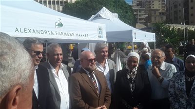 محافظ الإسكندرية يتفقد سوق المزارعين لبيع الخضراوات والفاكهة (فيديو وصور)