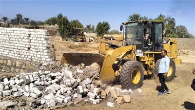 إزالة 8 حالات تعد على أراضي أملاك الدولة بإسنا في الأقصر (صور)