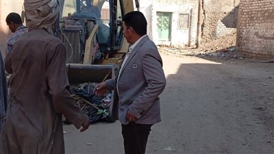 محلي المنشأة بسوهاج يقود حملة نظافة مكبرة أمام المدارس 