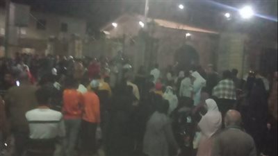 تجمهر الأهالي بالدقهلية أمام مستشفى المنزلة للاطمئنان على مصابي أتوبيس المطرية (صور)