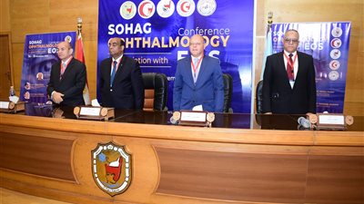 مناقشة أحدث المستجدات في أمراض وجراحات شبكية العيون والمياه الزرقاء بجامعة بسوهاج
