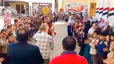 بمشاركة 2000 طالب، ممر شرفي لمعلم بمدرسة في المحلة لخروجه على المعاش (فيديو) 