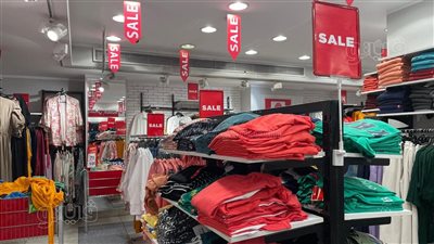  أخبار الاقتصاد اليوم: 200 جنيه تراجعا في أسعار الذهب.. 70% تخفيض بأسعار الملابس الرجالي في عروض الجمعة البيضاء.. تكلفة الأضرار المادية والاقتصادية للحرب بلبنان