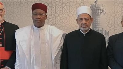 رئيس النيجر السابق ووزير الشؤون الإسلامية السعودي يعزيان شيخ الأزهر في شقيقته