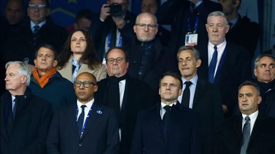 أثناء الاشتباكات مع الصهاينة، فرنسي يرفع العلم الفلسطيني أمام ماكرون في المدرجات (فيديو)