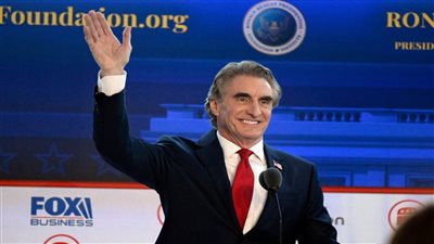 ترامب يرشح منافسه السابق دوج بورجوم لوزارة الداخلية