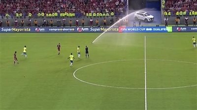 موقف طريف يتسبب في إيقاف مباراة البرازيل وفنزويلا بتصفيات كأس العالم 2026 (فيديو)