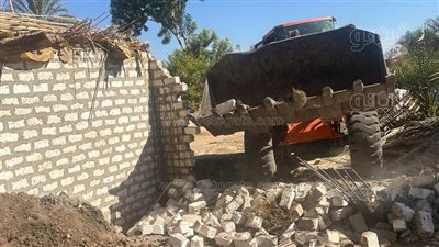 استمرار إزالة التعديات وحملات النظافة بالزينية في الأقصر (صور)