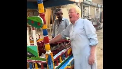 شبيه دونالد ترامب يبيع البوظة في الشوارع (فيديو)