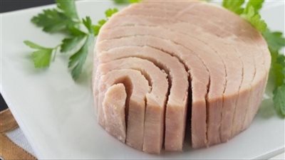 هل التونة أكلة صحية للأطفال؟ استشارى يجيب